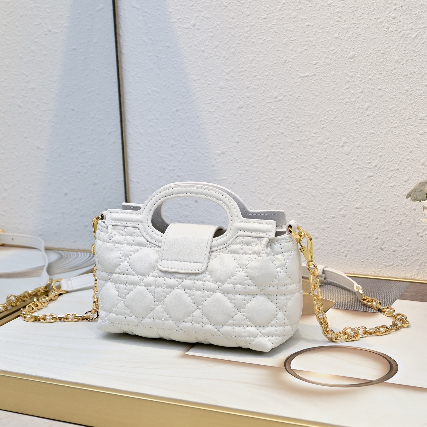这款 Dior Jolie Top Handle 迷你链条手袋是二零二六早春成衣系列新品,呈现出优雅精致的设计。采用奶白 这款 Dior Jolie Top Handle 迷你链条手袋是二零二六早春成衣系列新品,呈现出优雅精致的设计。采用奶白