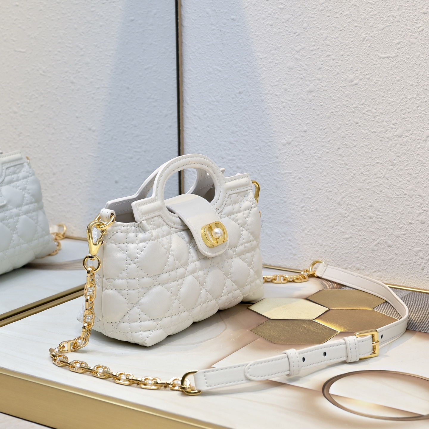 这款 Dior Jolie Top Handle 迷你链条手袋是二零二六早春成衣系列新品,呈现出优雅精致的设计。采用奶白 这款 Dior Jolie Top Handle 迷你链条手袋是二零二六早春成衣系列新品,呈现出优雅精致的设计。采用奶白