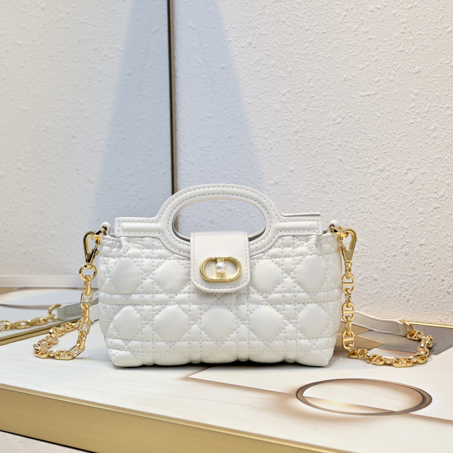 这款 Dior Jolie Top Handle 迷你链条手袋是二零二六早春成衣系列新品,呈现出优雅精致的设计。采用奶白 这款 Dior Jolie Top Handle 迷你链条手袋是二零二六早春成衣系列新品,呈现出优雅精致的设计。采用奶白