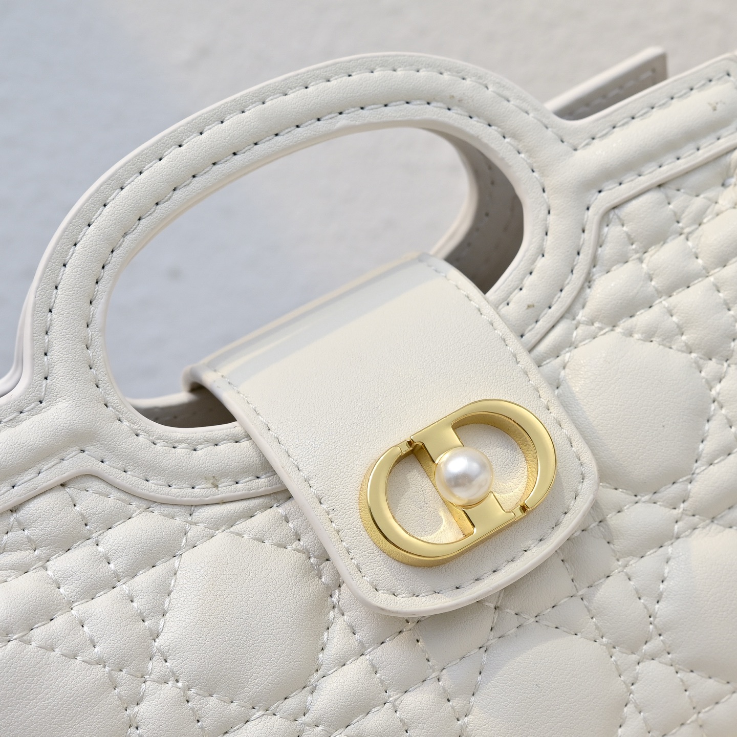 这款 Dior Jolie Top Handle 迷你链条手袋是二零二六早春成衣系列新品,呈现出优雅精致的设计。采用奶白 这款 Dior Jolie Top Handle 迷你链条手袋是二零二六早春成衣系列新品,呈现出优雅精致的设计。采用奶白