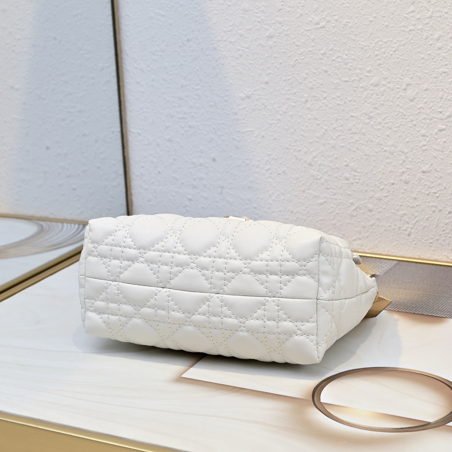 这款 Dior Jolie Top Handle 迷你链条手袋是二零二六早春成衣系列新品,呈现出优雅精致的设计。采用奶白 这款 Dior Jolie Top Handle 迷你链条手袋是二零二六早春成衣系列新品,呈现出优雅精致的设计。采用奶白