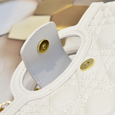 这款 Dior Jolie Top Handle 迷你链条手袋是二零二六早春成衣系列新品,呈现出优雅精致的设计。采用奶白 这款 Dior Jolie Top Handle 迷你链条手袋是二零二六早春成衣系列新品,呈现出优雅精致的设计。采用奶白