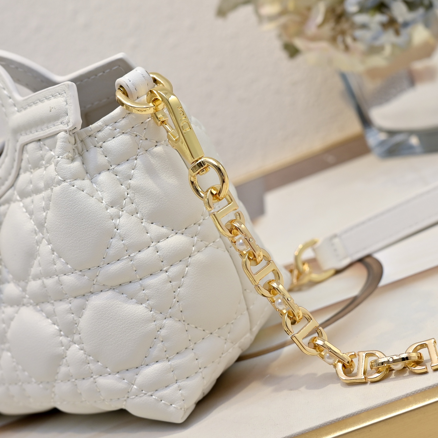 这款 Dior Jolie Top Handle 迷你链条手袋是二零二六早春成衣系列新品,呈现出优雅精致的设计。采用奶白 这款 Dior Jolie Top Handle 迷你链条手袋是二零二六早春成衣系列新品,呈现出优雅精致的设计。采用奶白