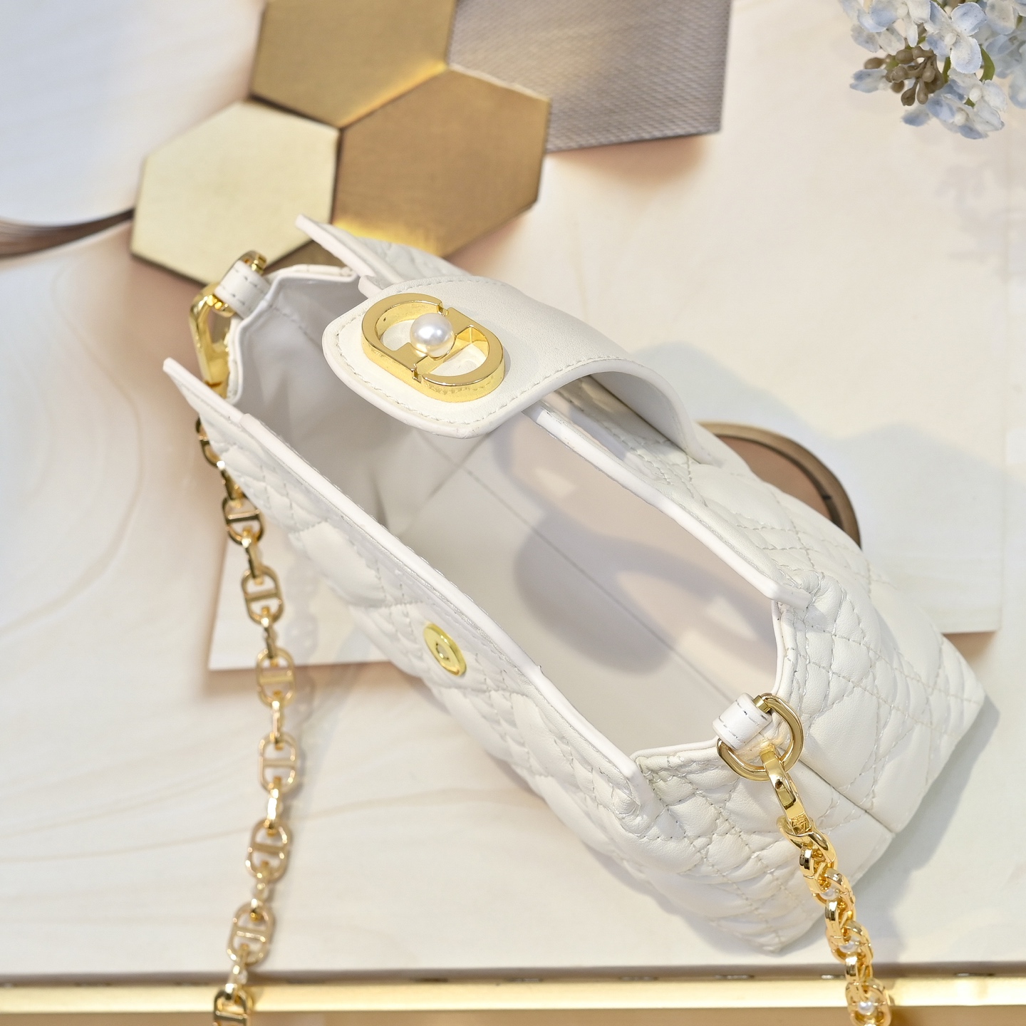 这款 Dior Jolie Top Handle 迷你链条手袋是二零二六早春成衣系列新品,呈现出优雅精致的设计。采用奶白 这款 Dior Jolie Top Handle 迷你链条手袋是二零二六早春成衣系列新品,呈现出优雅精致的设计。采用奶白