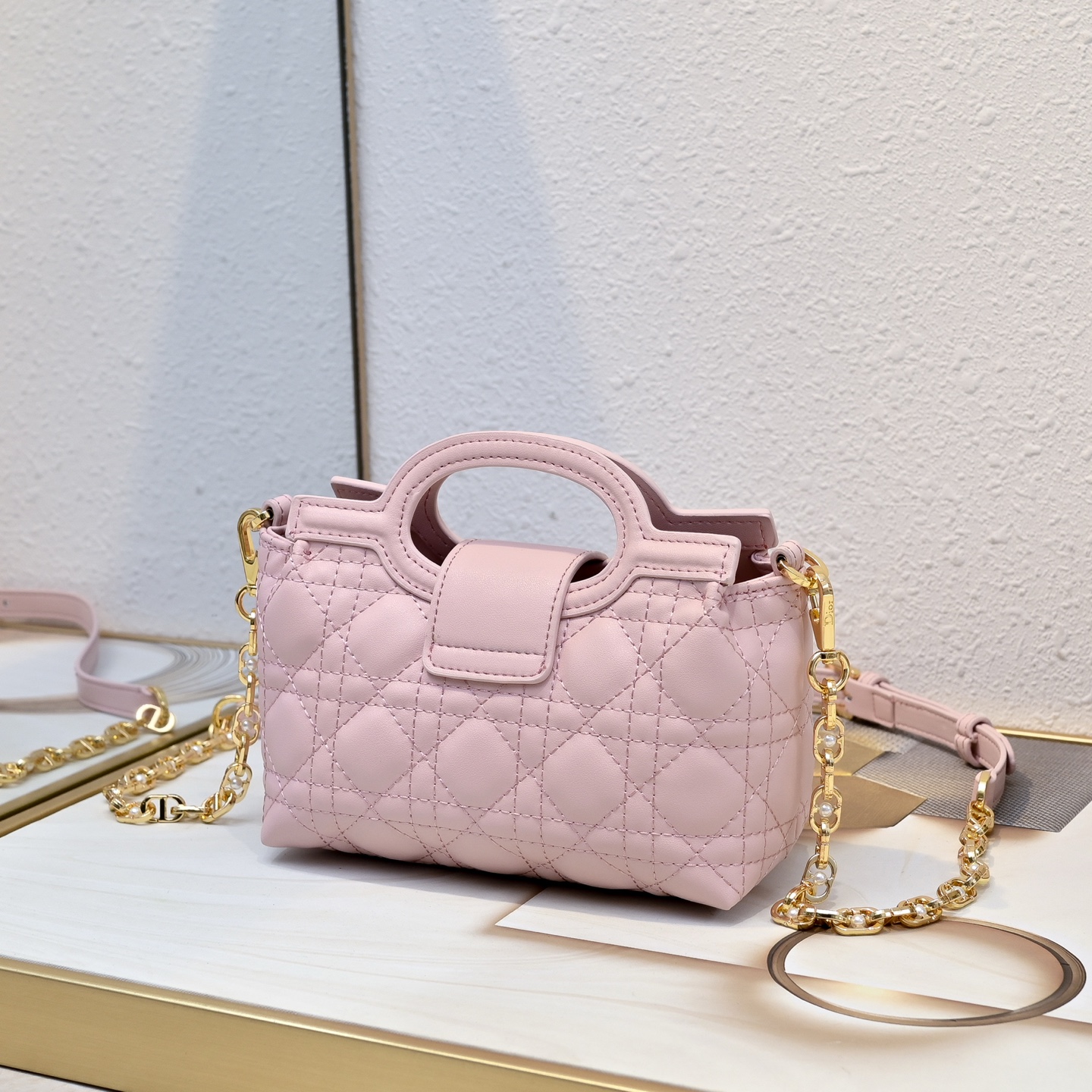 这款 Dior Jolie Top Handle 迷你链条手袋是二零二六早春成衣系列新品,呈现出优雅精致的设计。采用奶白 这款 Dior Jolie Top Handle 迷你链条手袋是二零二六早春成衣系列新品,呈现出优雅精致的设计。采用奶白