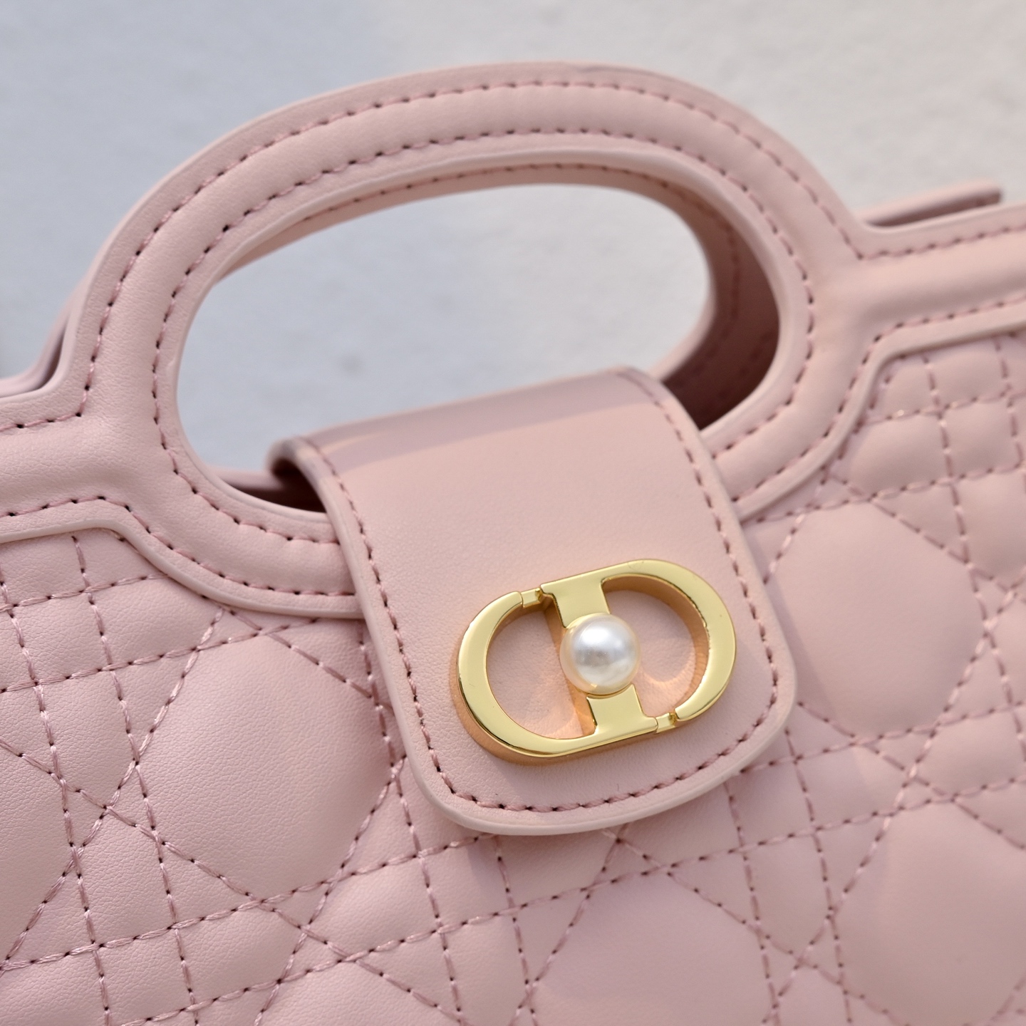 这款 Dior Jolie Top Handle 迷你链条手袋是二零二六早春成衣系列新品,呈现出优雅精致的设计。采用奶白 这款 Dior Jolie Top Handle 迷你链条手袋是二零二六早春成衣系列新品,呈现出优雅精致的设计。采用奶白
