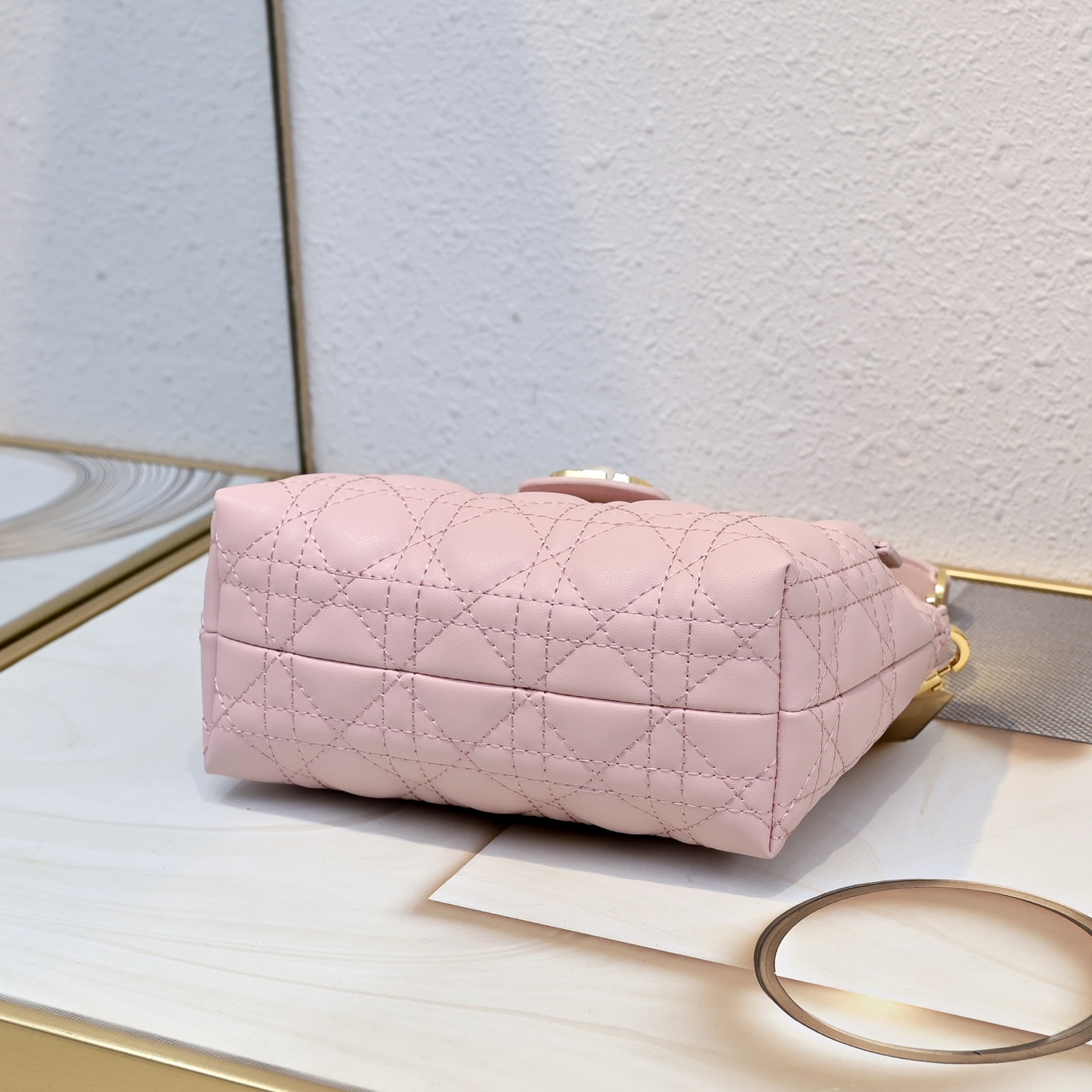 这款 Dior Jolie Top Handle 迷你链条手袋是二零二六早春成衣系列新品,呈现出优雅精致的设计。采用奶白 这款 Dior Jolie Top Handle 迷你链条手袋是二零二六早春成衣系列新品,呈现出优雅精致的设计。采用奶白