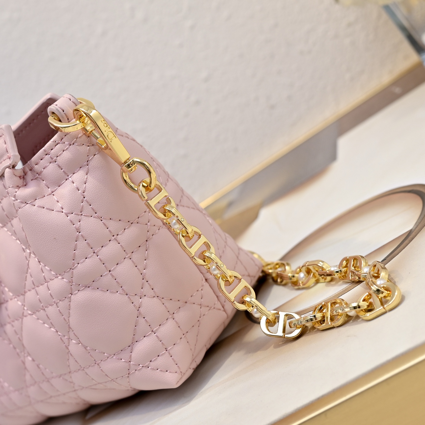 这款 Dior Jolie Top Handle 迷你链条手袋是二零二六早春成衣系列新品,呈现出优雅精致的设计。采用奶白 这款 Dior Jolie Top Handle 迷你链条手袋是二零二六早春成衣系列新品,呈现出优雅精致的设计。采用奶白