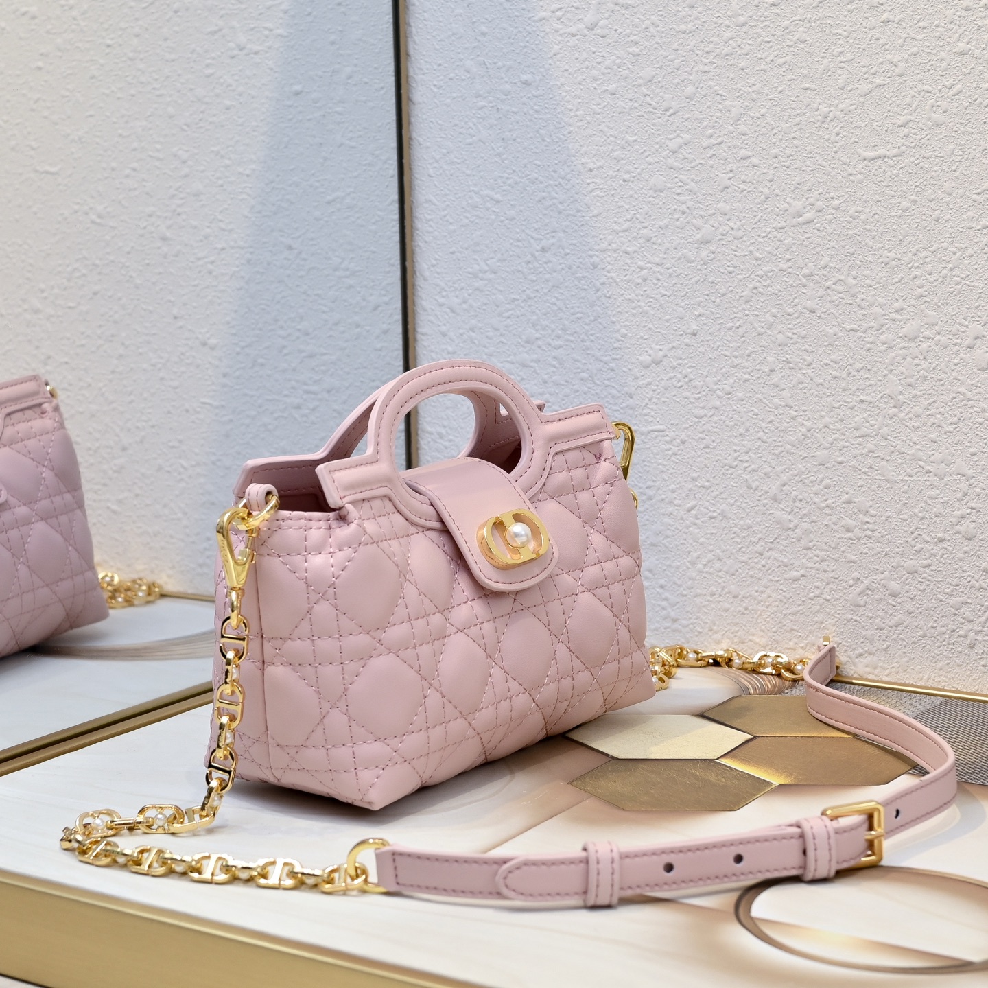 这款 Dior Jolie Top Handle 迷你链条手袋是二零二六早春成衣系列新品,呈现出优雅精致的设计。采用奶白 这款 Dior Jolie Top Handle 迷你链条手袋是二零二六早春成衣系列新品,呈现出优雅精致的设计。采用奶白