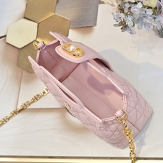 这款 Dior Jolie Top Handle 迷你链条手袋是二零二六早春成衣系列新品,呈现出优雅精致的设计。采用奶白 这款 Dior Jolie Top Handle 迷你链条手袋是二零二六早春成衣系列新品,呈现出优雅精致的设计。采用奶白