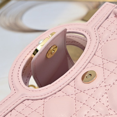 这款 Dior Jolie Top Handle 迷你链条手袋是二零二六早春成衣系列新品,呈现出优雅精致的设计。采用奶白 这款 Dior Jolie Top Handle 迷你链条手袋是二零二六早春成衣系列新品,呈现出优雅精致的设计。采用奶白