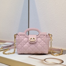 这款 Dior Jolie Top Handle 迷你链条手袋是二零二六早春成衣系列新品,呈现出优雅精致的设计。采用奶白 这款 Dior Jolie Top Handle 迷你链条手袋是二零二六早春成衣系列新品,呈现出优雅精致的设计。采用奶白