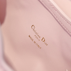 这款 Dior Jolie Top Handle 迷你链条手袋是二零二六早春成衣系列新品,呈现出优雅精致的设计。采用奶白 这款 Dior Jolie Top Handle 迷你链条手袋是二零二六早春成衣系列新品,呈现出优雅精致的设计。采用奶白