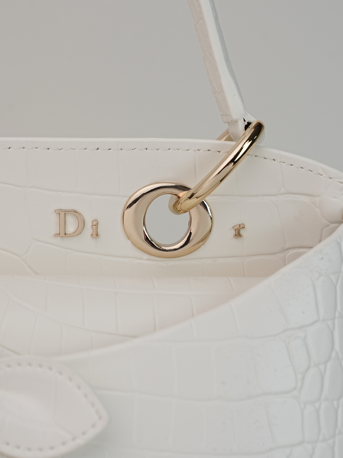 鳄鱼纹 🌾。Dior 02026 春夏秀场,每款新品包都美到犯规。 蝴蝶结手提包 新设计的轮廓与造型,配色丰富, 适配多 鳄鱼纹 🌾。Dior 02026 春夏秀场,每款新品包都美到犯规。 蝴蝶结手提包 新设计的轮廓与造型,配色丰富, 适配多