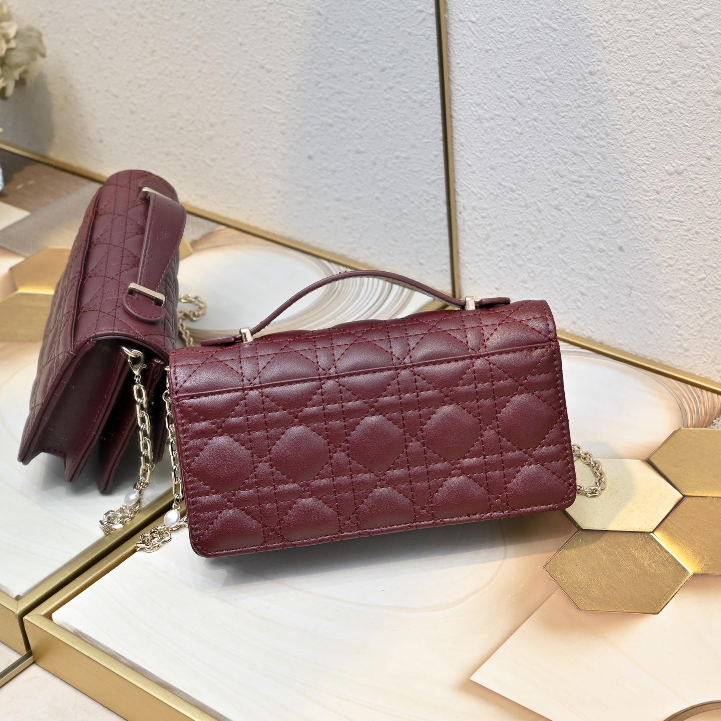 小号 型号:CD-羊纹lady Dior 珍珠手拿包 ❤️❤️ 配盒子 这款手拿包是本季新品,顶部搭配手柄,优雅实用 小号 型号:CD-羊纹lady Dior 珍珠手拿包 ❤️❤️ 配盒子 这款手拿包是本季新品,顶部搭配手柄,优雅实用