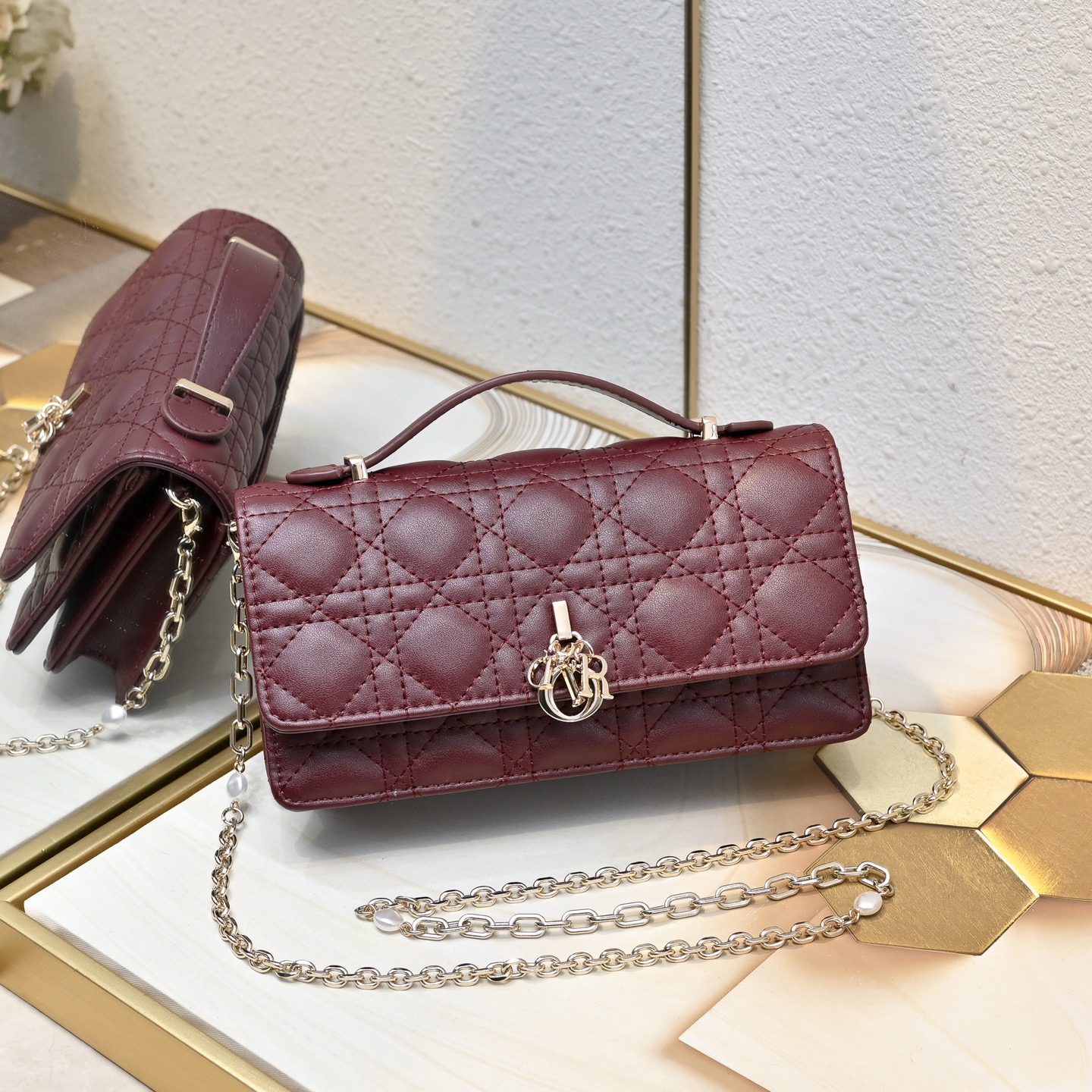 小号 型号:CD-羊纹lady Dior 珍珠手拿包 ❤️❤️ 配盒子 这款手拿包是本季新品,顶部搭配手柄,优雅实用 小号 型号:CD-羊纹lady Dior 珍珠手拿包 ❤️❤️ 配盒子 这款手拿包是本季新品,顶部搭配手柄,优雅实用