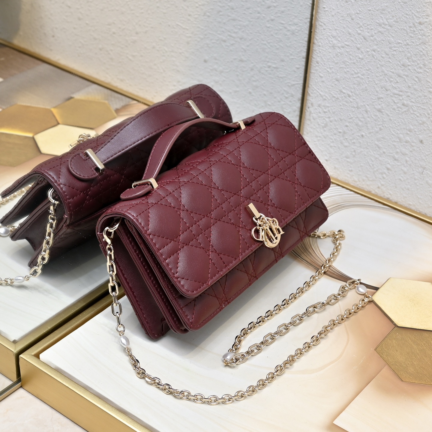 小号 型号:CD-羊纹lady Dior 珍珠手拿包 ❤️❤️ 配盒子 这款手拿包是本季新品,顶部搭配手柄,优雅实用 小号 型号:CD-羊纹lady Dior 珍珠手拿包 ❤️❤️ 配盒子 这款手拿包是本季新品,顶部搭配手柄,优雅实用