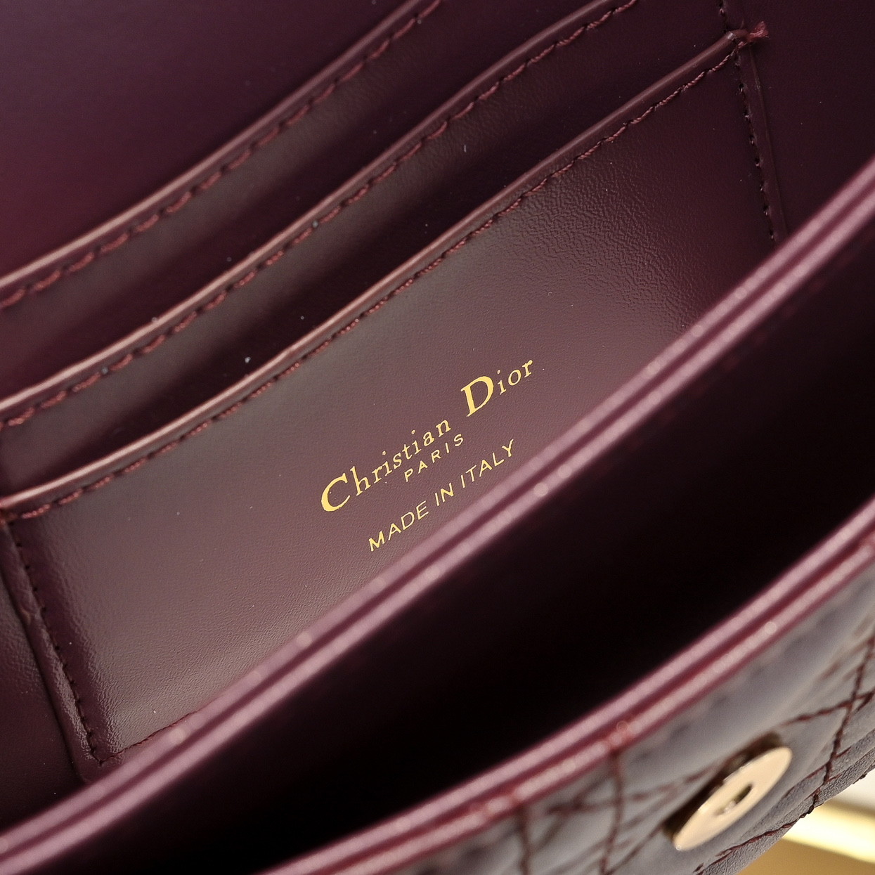 小号 型号:CD-羊纹lady Dior 珍珠手拿包 ❤️❤️ 配盒子 这款手拿包是本季新品,顶部搭配手柄,优雅实用 小号 型号:CD-羊纹lady Dior 珍珠手拿包 ❤️❤️ 配盒子 这款手拿包是本季新品,顶部搭配手柄,优雅实用