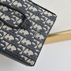 这款是二零二五冬季系列新品,彰显时尚风范。挺括设计,采用黑色粒面牛皮革等材质精心制作,正面饰以Dior标志。设有一个内部 这款是二零二五冬季系列新品,彰显时尚风范。挺括设计,采用黑色粒面牛皮革等材质精心制作,正面饰以Dior标志。设有一个内部