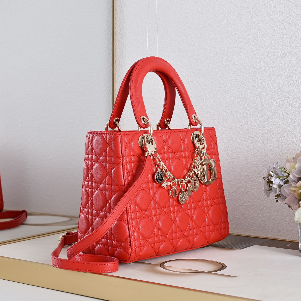 新款 五格挂件五金款 🎀 My Lady 全新做法,袋口翻盖,单肩手提包经典款单肩斜挎英国皇室戴妃包,可拆卸的真皮肩带 新款 五格挂件五金款 🎀 My Lady 全新做法,袋口翻盖,单肩手提包经典款单肩斜挎英国皇室戴妃包,可拆卸的真皮肩带