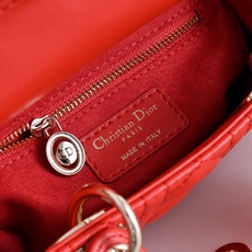 新款, 三格戴妃 挂件五金 🎀 Mini戴妃新升级 配备皮肩带➕铁链肩带⚡️不要容量!可爱就好!👒 👗 mini La 新款, 三格戴妃 挂件五金 🎀 Mini戴妃新升级 配备皮肩带➕铁链肩带⚡️不要容量!可爱就好!👒 👗 mini La