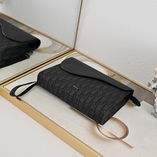 这款 A5 三角手拿包是 的全新主打单品。采用米色和黑色 Oblique 印花面料等材质精心制作,搭配黑色粒面牛皮革马 这款 A5 三角手拿包是 的全新主打单品。采用米色和黑色 Oblique 印花面料等材质精心制作,搭配黑色粒面牛皮革马
