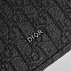 这款 A5 三角手拿包是 的全新主打单品。采用米色和黑色 Oblique 印花面料等材质精心制作,搭配黑色粒面牛皮革马 这款 A5 三角手拿包是 的全新主打单品。采用米色和黑色 Oblique 印花面料等材质精心制作,搭配黑色粒面牛皮革马