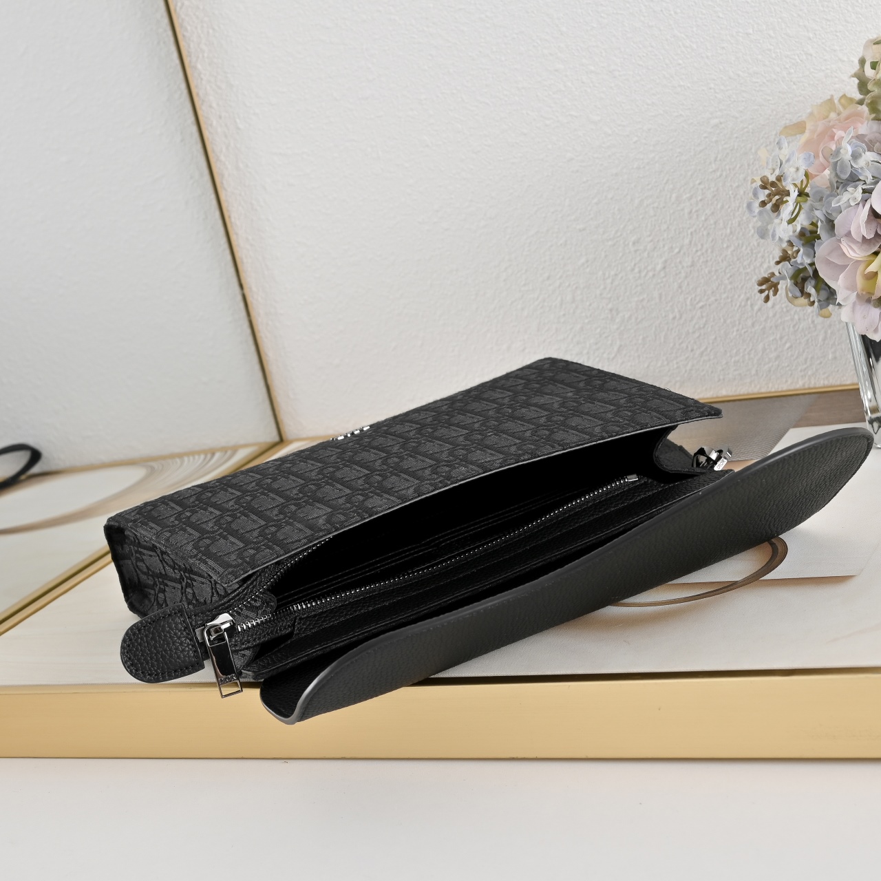 这款 A5 三角手拿包是 的全新主打单品。采用米色和黑色 Oblique 印花面料等材质精心制作,搭配黑色粒面牛皮革马 这款 A5 三角手拿包是 的全新主打单品。采用米色和黑色 Oblique 印花面料等材质精心制作,搭配黑色粒面牛皮革马