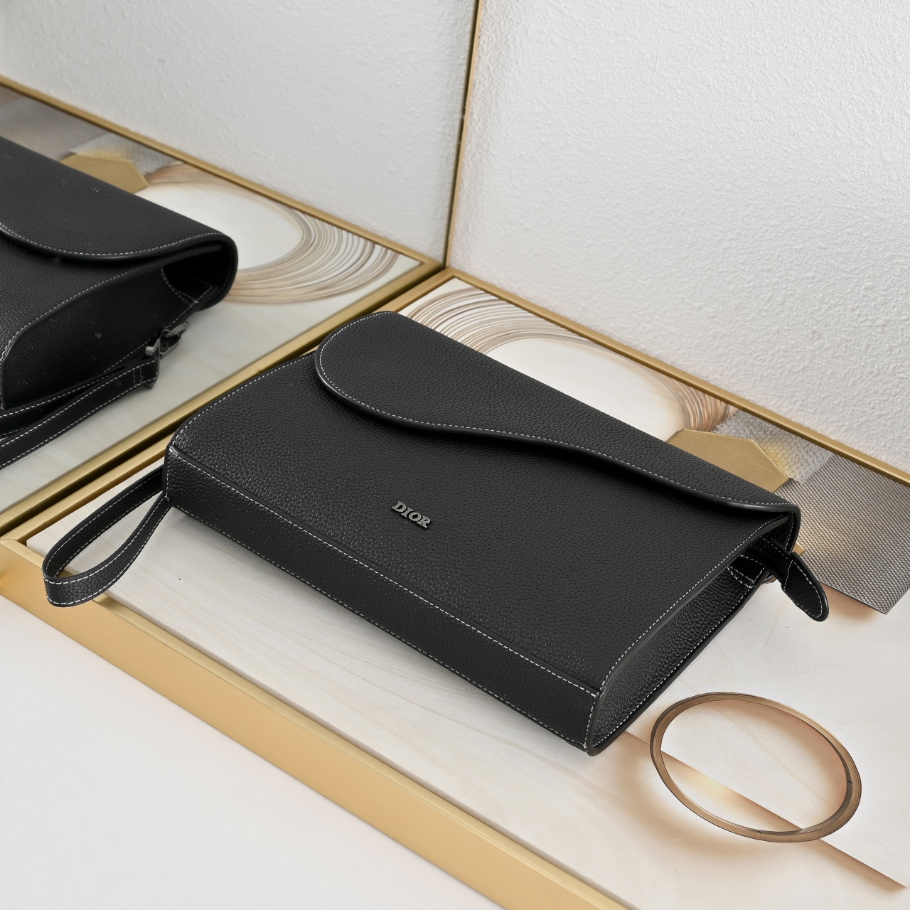 全皮 这款 A5 三角手拿包是 的全新主打单品。采用米色和黑色 Oblique 印花面料等材质精心制作,搭配黑色粒 全皮 这款 A5 三角手拿包是 的全新主打单品。采用米色和黑色 Oblique 印花面料等材质精心制作,搭配黑色粒