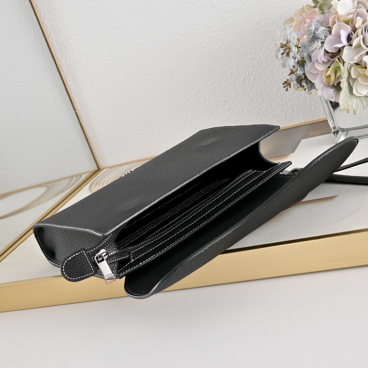 全皮 这款 A5 三角手拿包是 的全新主打单品。采用米色和黑色 Oblique 印花面料等材质精心制作,搭配黑色粒 全皮 这款 A5 三角手拿包是 的全新主打单品。采用米色和黑色 Oblique 印花面料等材质精心制作,搭配黑色粒
