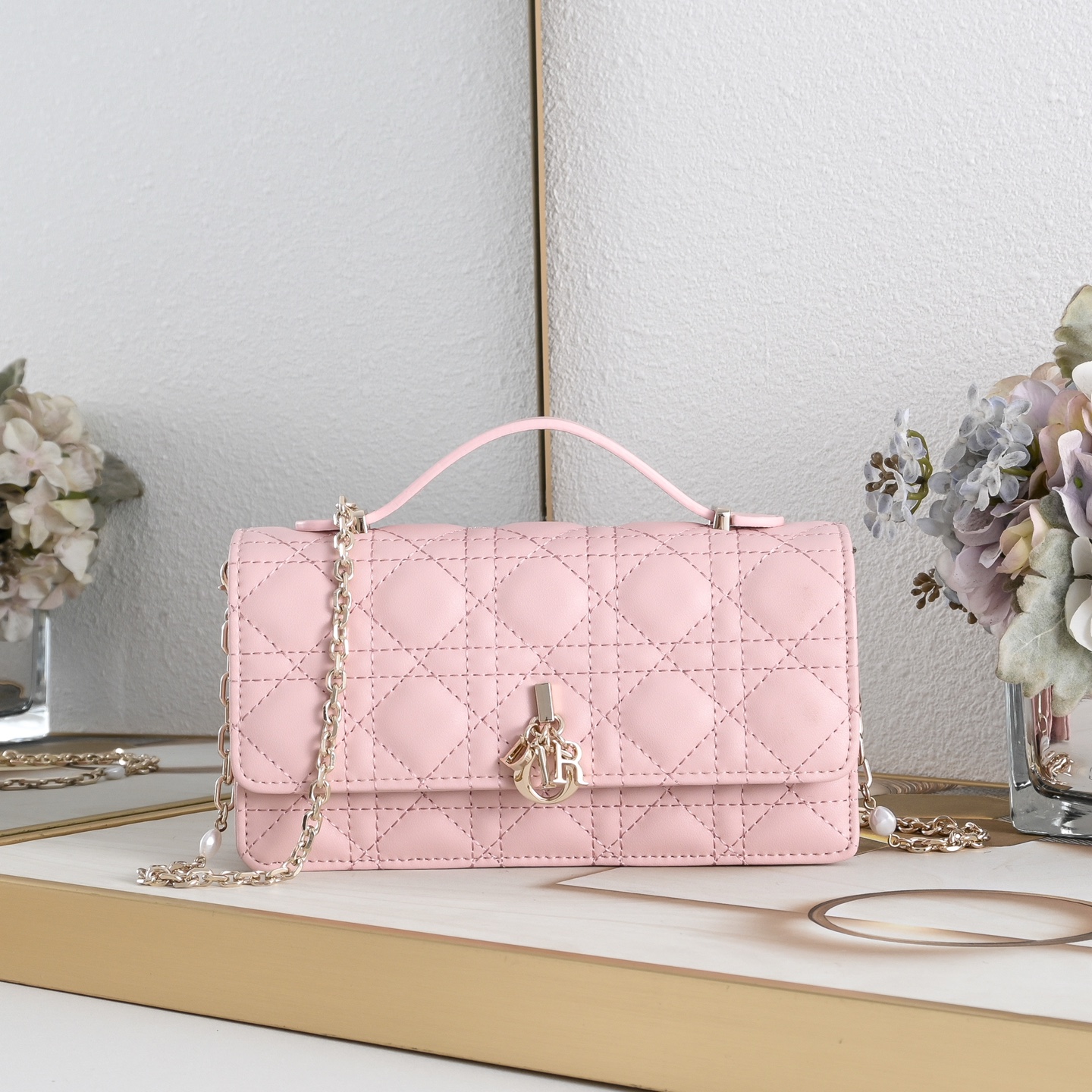 小号 型号:CD-羊纹lady Dior 珍珠手拿包 ❤️❤️ 配盒子 这款手拿包是本季新品,顶部搭配手柄,优雅实用 小号 型号:CD-羊纹lady Dior 珍珠手拿包 ❤️❤️ 配盒子 这款手拿包是本季新品,顶部搭配手柄,优雅实用