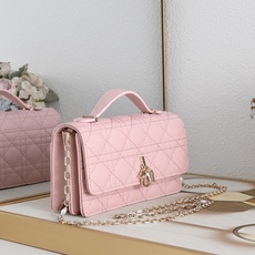 小号 型号:CD-羊纹lady Dior 珍珠手拿包 ❤️❤️ 配盒子 这款手拿包是本季新品,顶部搭配手柄,优雅实用 小号 型号:CD-羊纹lady Dior 珍珠手拿包 ❤️❤️ 配盒子 这款手拿包是本季新品,顶部搭配手柄,优雅实用