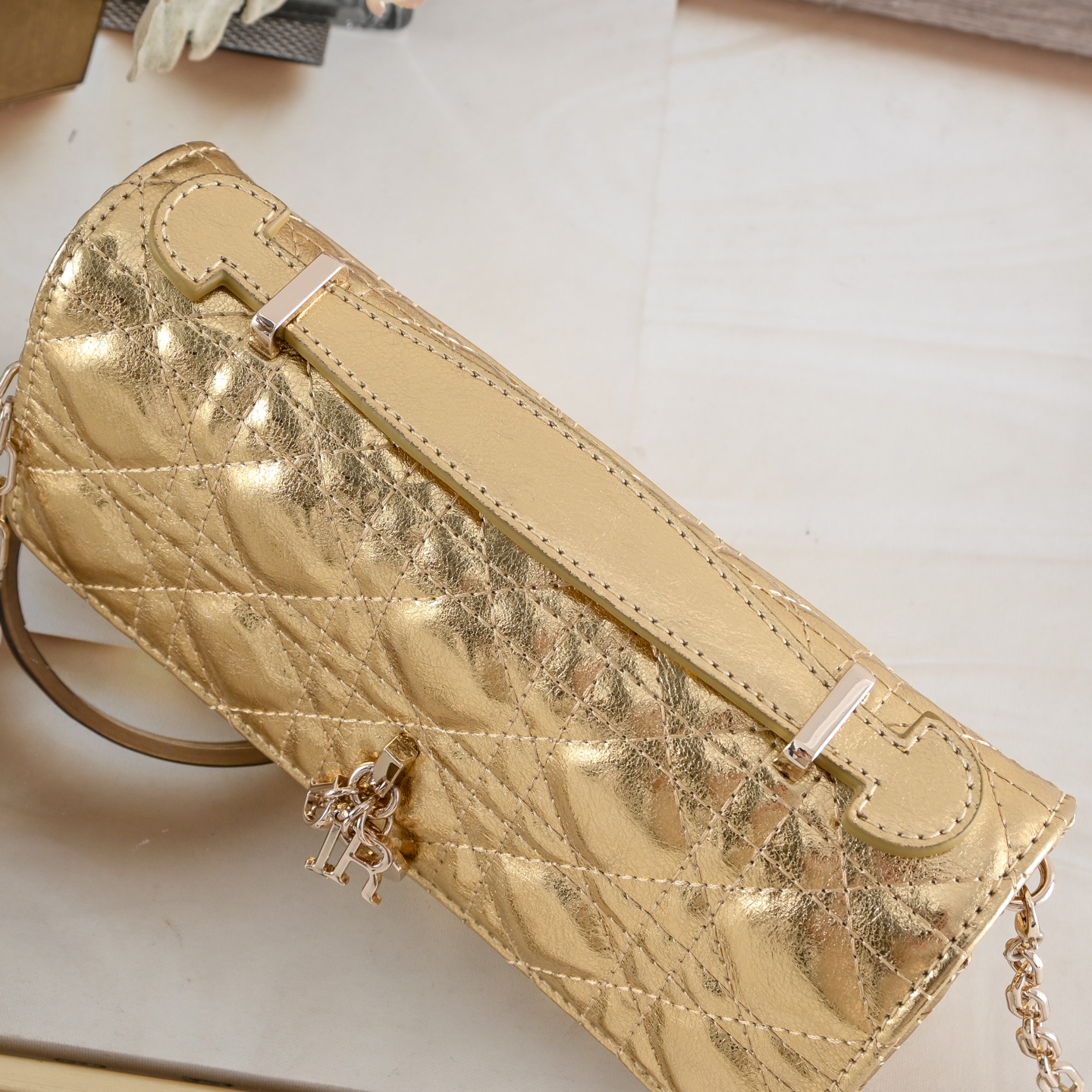 小号   型号:CD-羊纹lady Dior 珍珠手拿包 ❤️❤️ 配盒子 这款手拿包是本季新品，顶部搭配手柄，优雅实用