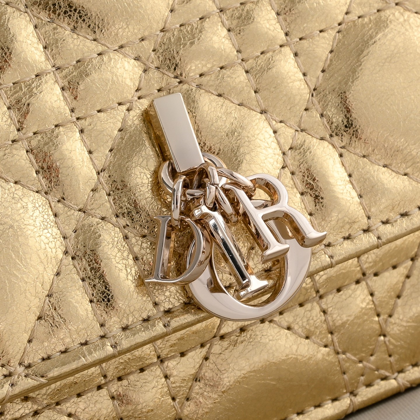 小号   型号:CD-羊纹lady Dior 珍珠手拿包 ❤️❤️ 配盒子 这款手拿包是本季新品，顶部搭配手柄，优雅实用