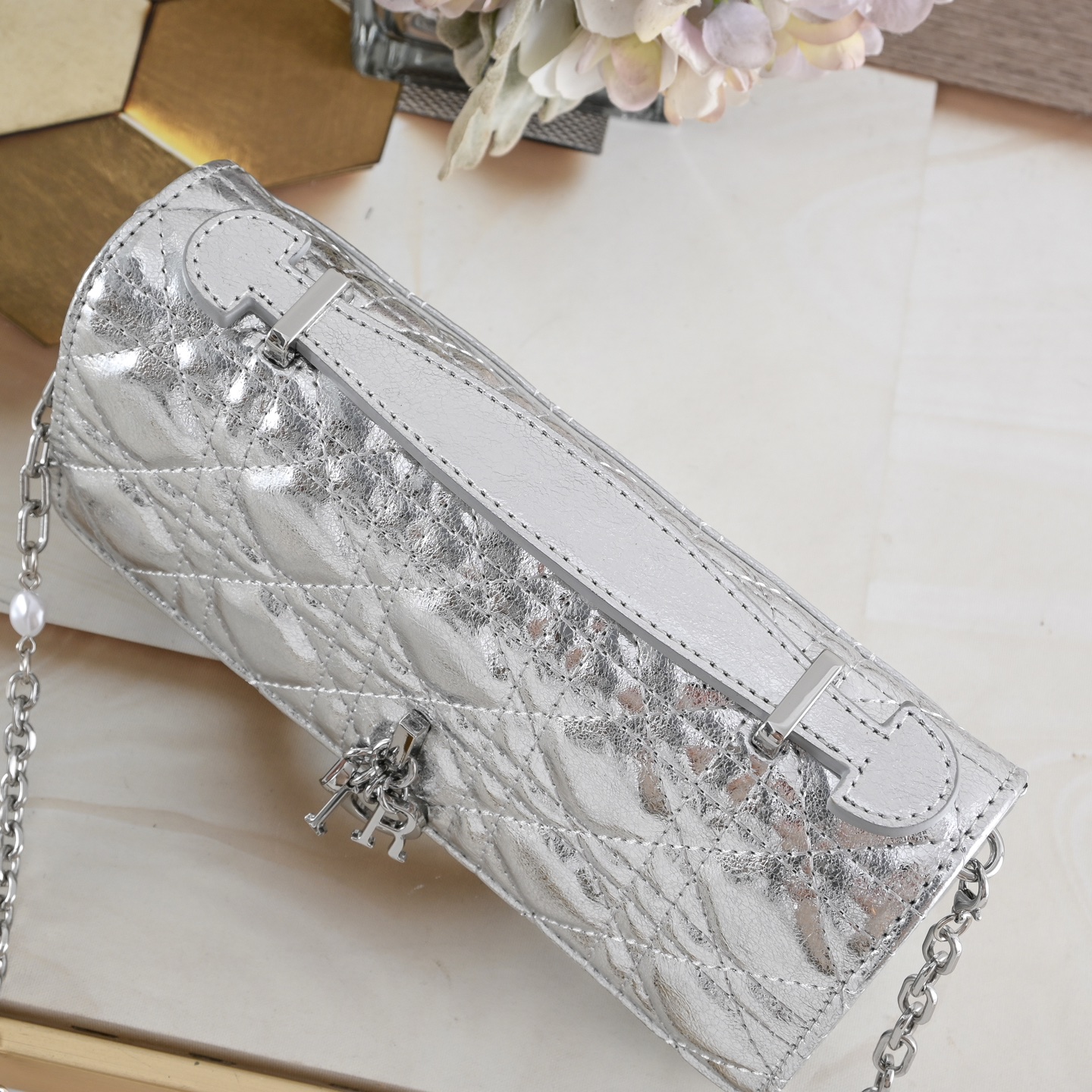 小号 型号:CD-羊纹lady Dior 珍珠手拿包 ❤️❤️ 配盒子 这款手拿包是本季新品,顶部搭配手柄,优雅实用 小号 型号:CD-羊纹lady Dior 珍珠手拿包 ❤️❤️ 配盒子 这款手拿包是本季新品,顶部搭配手柄,优雅实用