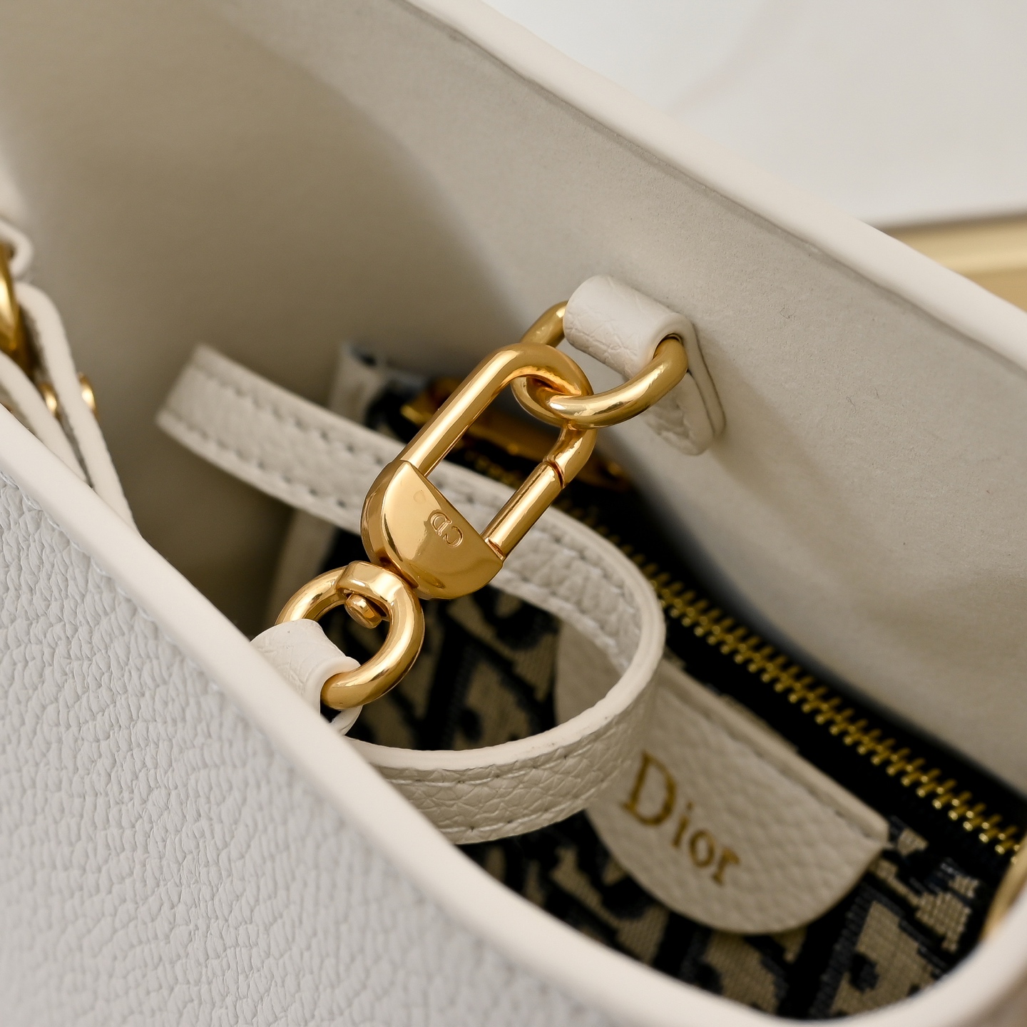 小号 迪奥Dior牛皮水桶包小号,Dior Médaillon 水桶包_ 这款 Dior Médaillon 水桶包呈 小号 迪奥Dior牛皮水桶包小号,Dior Médaillon 水桶包_ 这款 Dior Médaillon 水桶包呈
