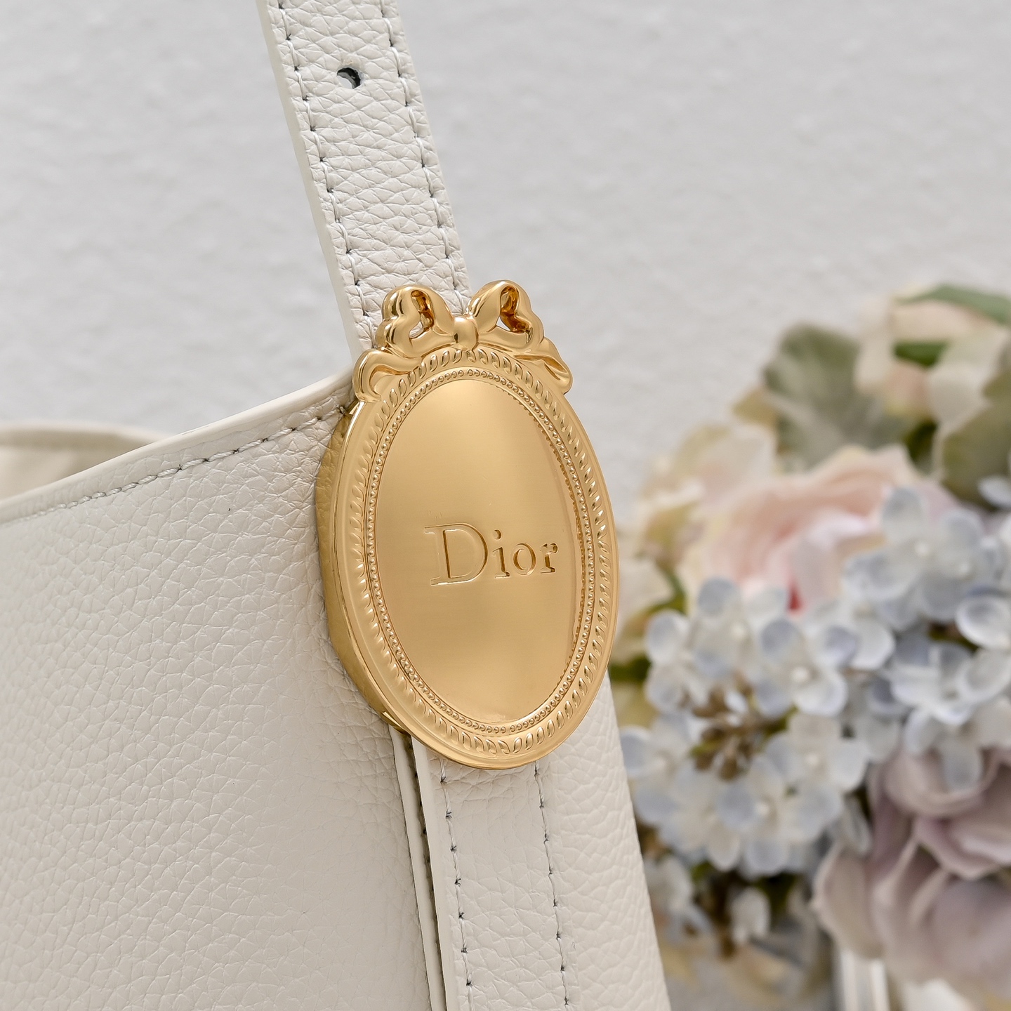 小号 迪奥Dior牛皮水桶包小号,Dior Médaillon 水桶包_ 这款 Dior Médaillon 水桶包呈 小号 迪奥Dior牛皮水桶包小号,Dior Médaillon 水桶包_ 这款 Dior Médaillon 水桶包呈