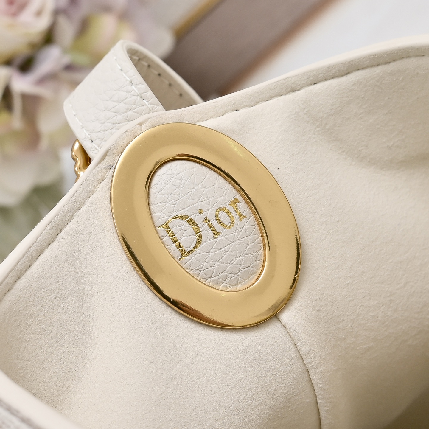 小号 迪奥Dior牛皮水桶包小号,Dior Médaillon 水桶包_ 这款 Dior Médaillon 水桶包呈 小号 迪奥Dior牛皮水桶包小号,Dior Médaillon 水桶包_ 这款 Dior Médaillon 水桶包呈