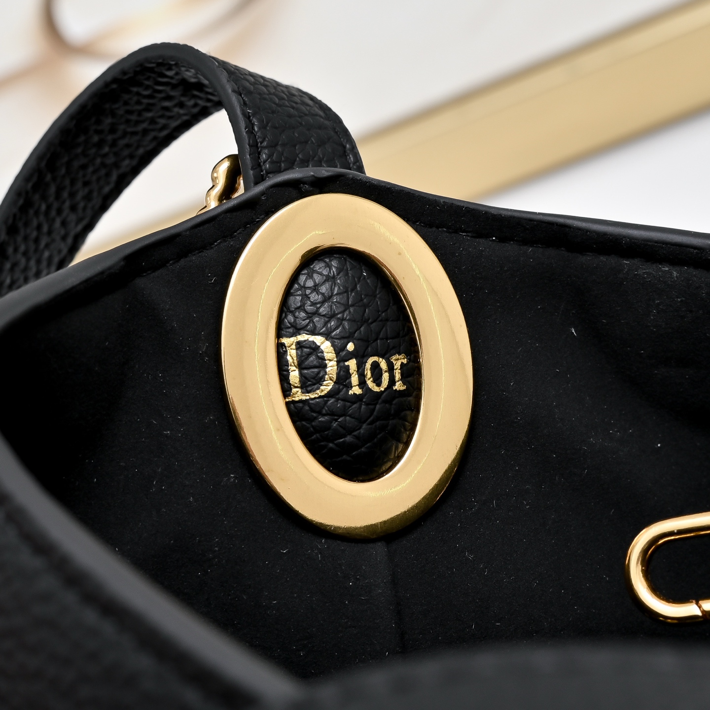 小号 迪奥Dior牛皮水桶包小号,Dior Médaillon 水桶包_ 这款 Dior Médaillon 水桶包呈 小号 迪奥Dior牛皮水桶包小号,Dior Médaillon 水桶包_ 这款 Dior Médaillon 水桶包呈