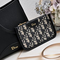 小号 迪奥Dior牛皮水桶包小号,Dior Médaillon 水桶包_ 这款 Dior Médaillon 水桶包呈 小号 迪奥Dior牛皮水桶包小号,Dior Médaillon 水桶包_ 这款 Dior Médaillon 水桶包呈