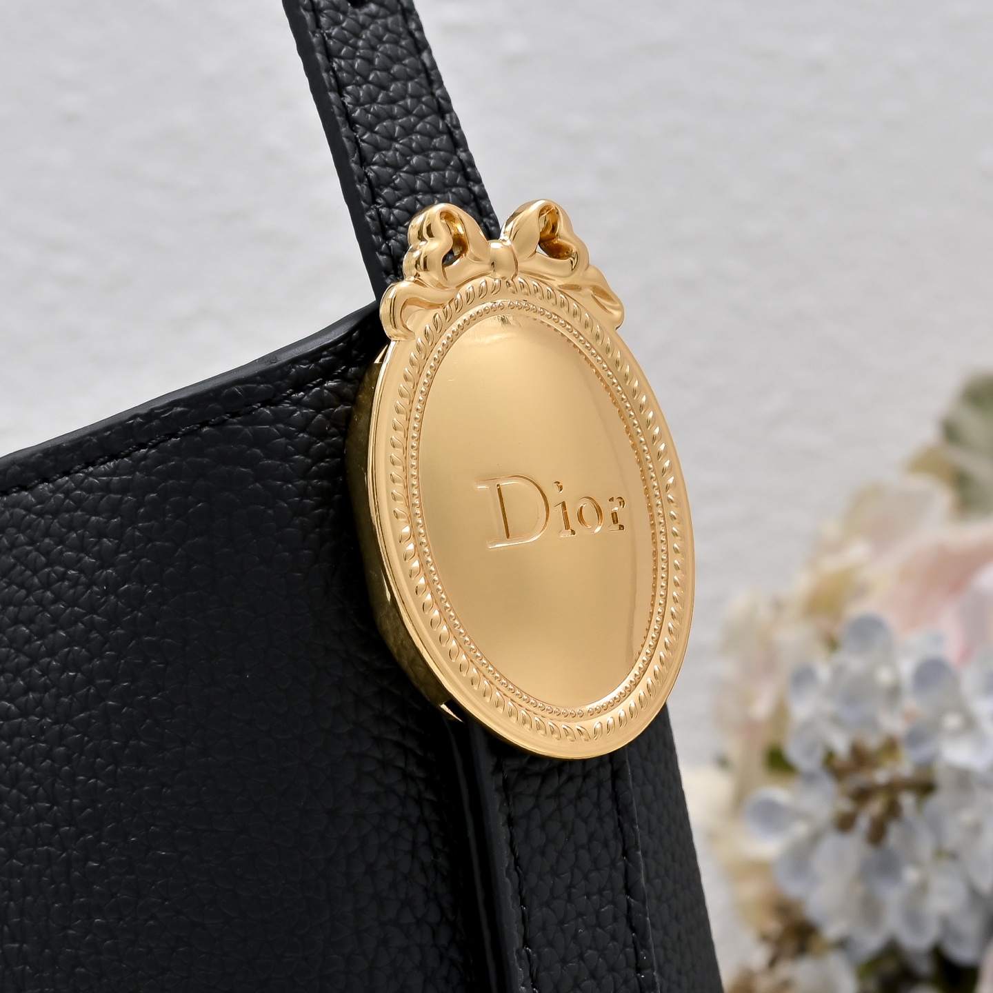 小号 迪奥Dior牛皮水桶包小号,Dior Médaillon 水桶包_ 这款 Dior Médaillon 水桶包呈 小号 迪奥Dior牛皮水桶包小号,Dior Médaillon 水桶包_ 这款 Dior Médaillon 水桶包呈
