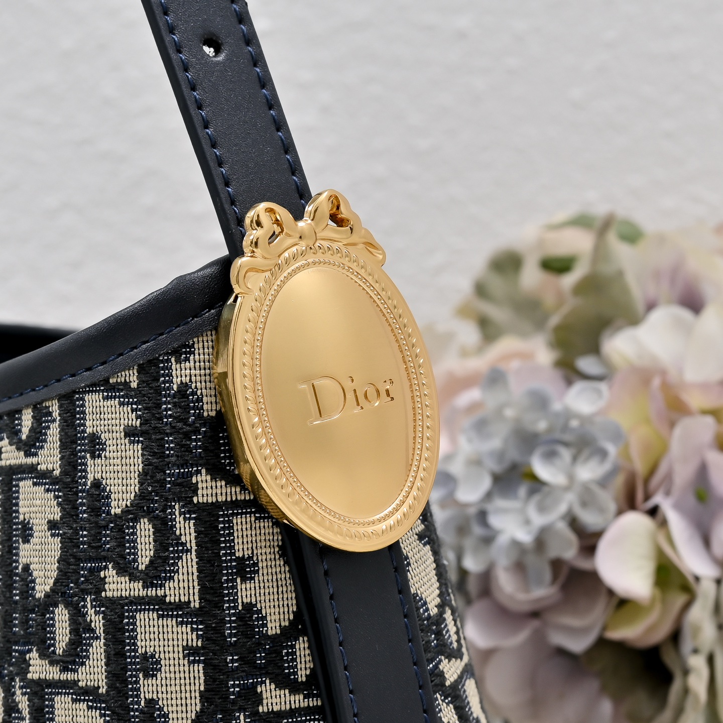 小号  迪奥Dior牛皮水桶包小号，Dior Médaillon 水桶包_ 这款 Dior Médaillon 水桶包呈