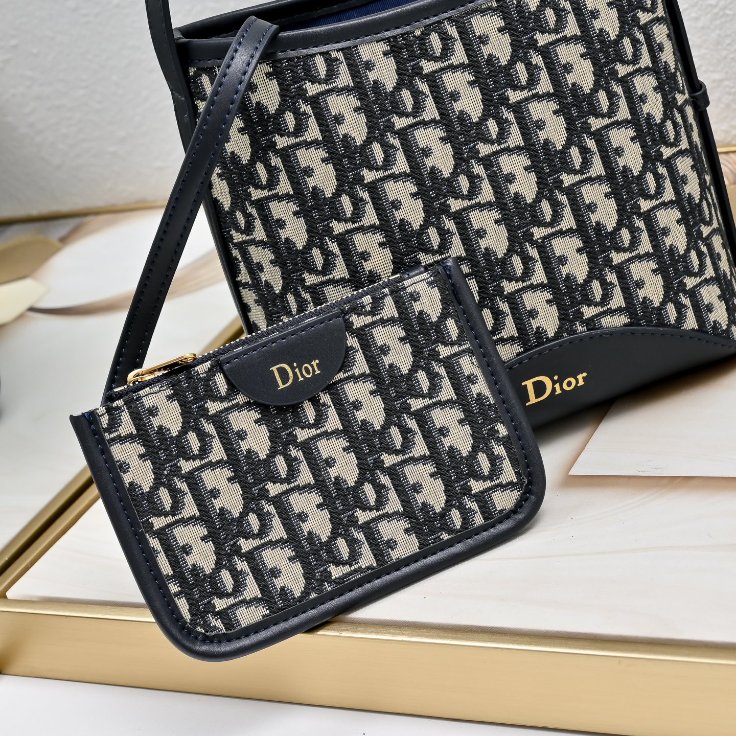 小号  迪奥Dior牛皮水桶包小号，Dior Médaillon 水桶包_ 这款 Dior Médaillon 水桶包呈