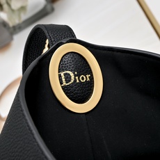 大号 🖤Dior Médaillon 这款 Dior Médaillon 呈现柔软时髦的廓形。中号款式,饰以可拆卸的 大号 🖤Dior Médaillon 这款 Dior Médaillon 呈现柔软时髦的廓形。中号款式,饰以可拆卸的