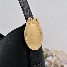 大号 🖤Dior Médaillon 这款 Dior Médaillon 呈现柔软时髦的廓形。中号款式,饰以可拆卸的 大号 🖤Dior Médaillon 这款 Dior Médaillon 呈现柔软时髦的廓形。中号款式,饰以可拆卸的