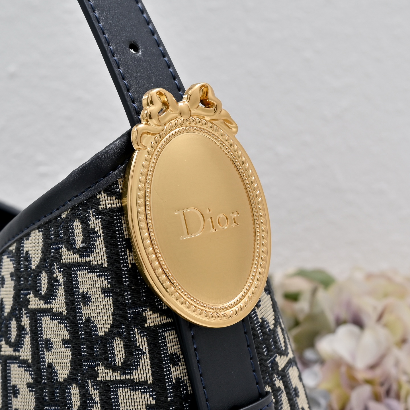 大号  🖤Dior Médaillon  这款 Dior Médaillon 呈现柔软时髦的廓形。中号款式，饰以可拆卸的
