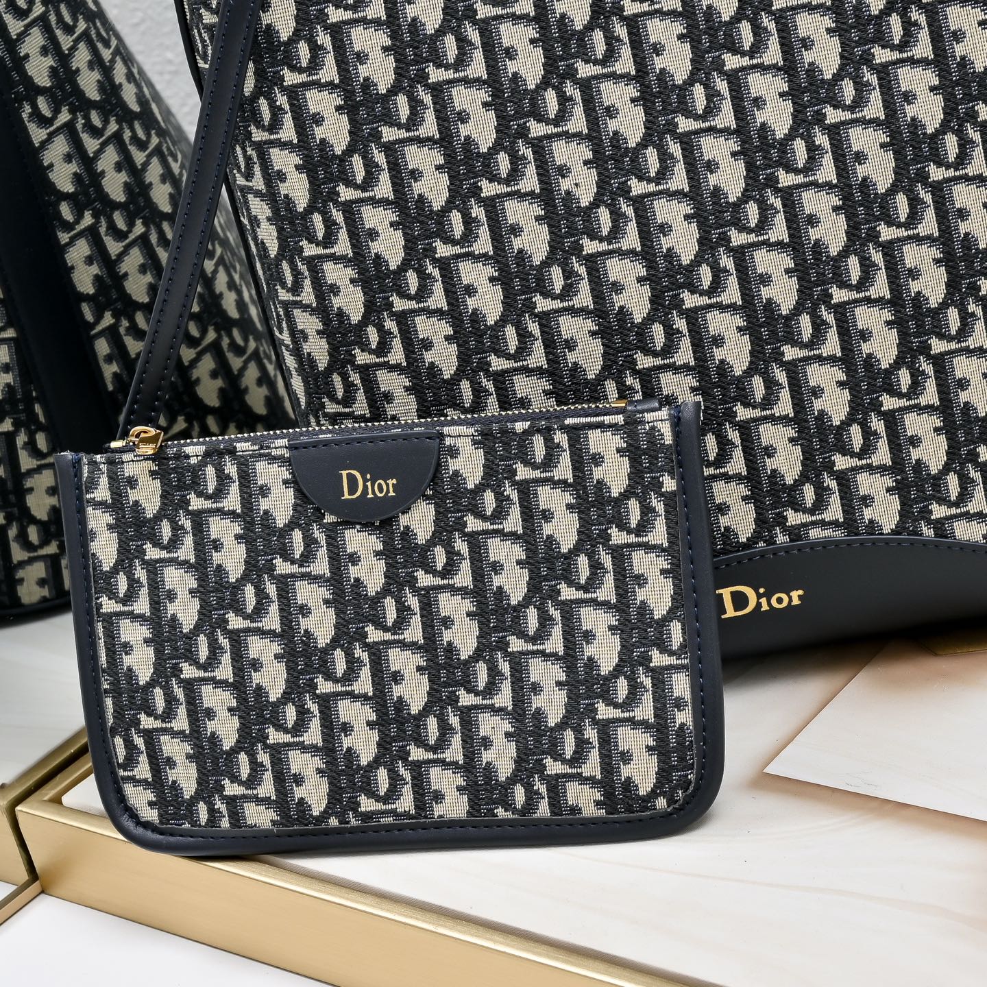 大号  🖤Dior Médaillon  这款 Dior Médaillon 呈现柔软时髦的廓形。中号款式，饰以可拆卸的