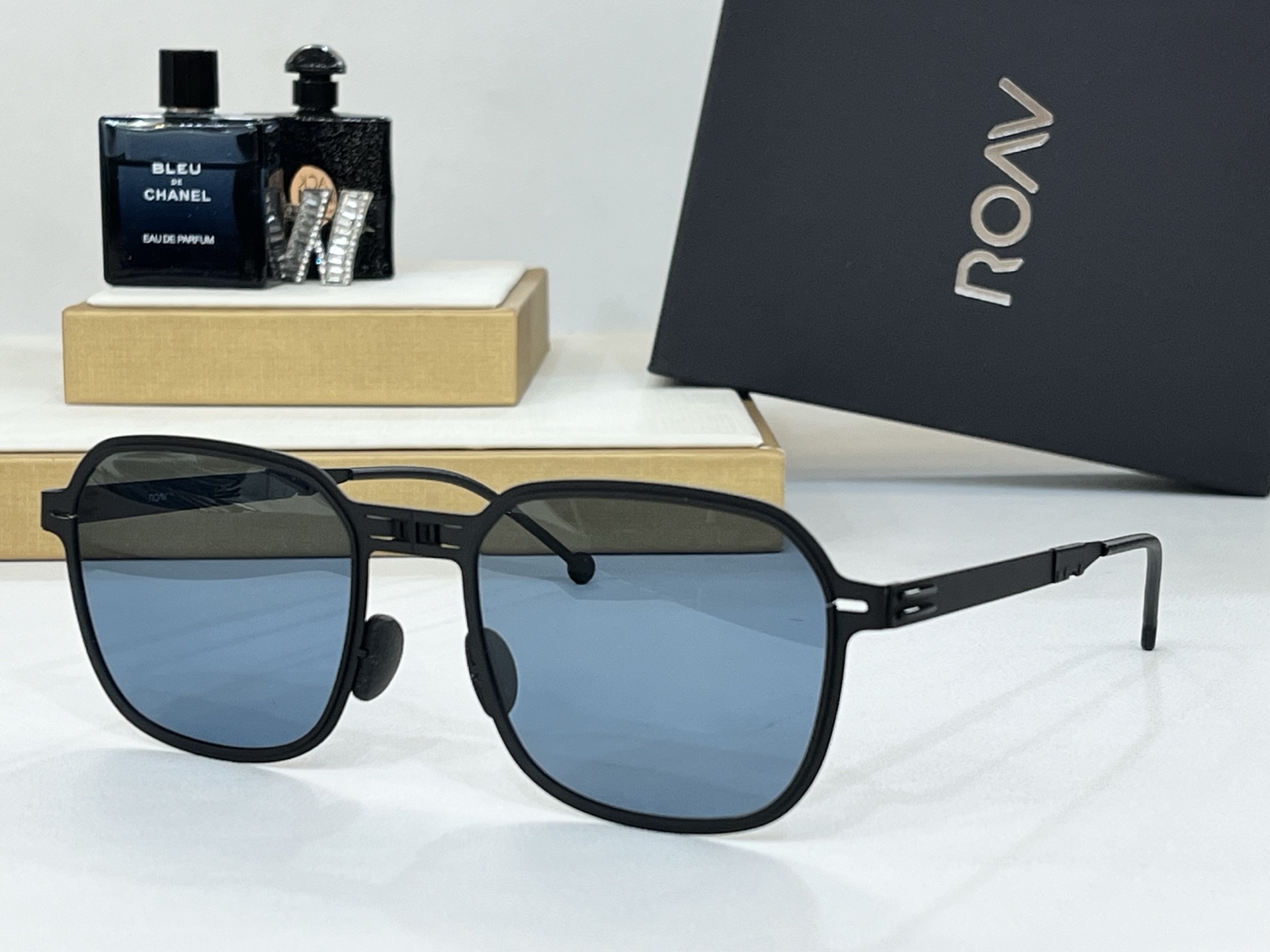  ROAV 
The brand can be changed.
 Polarized lenses
M