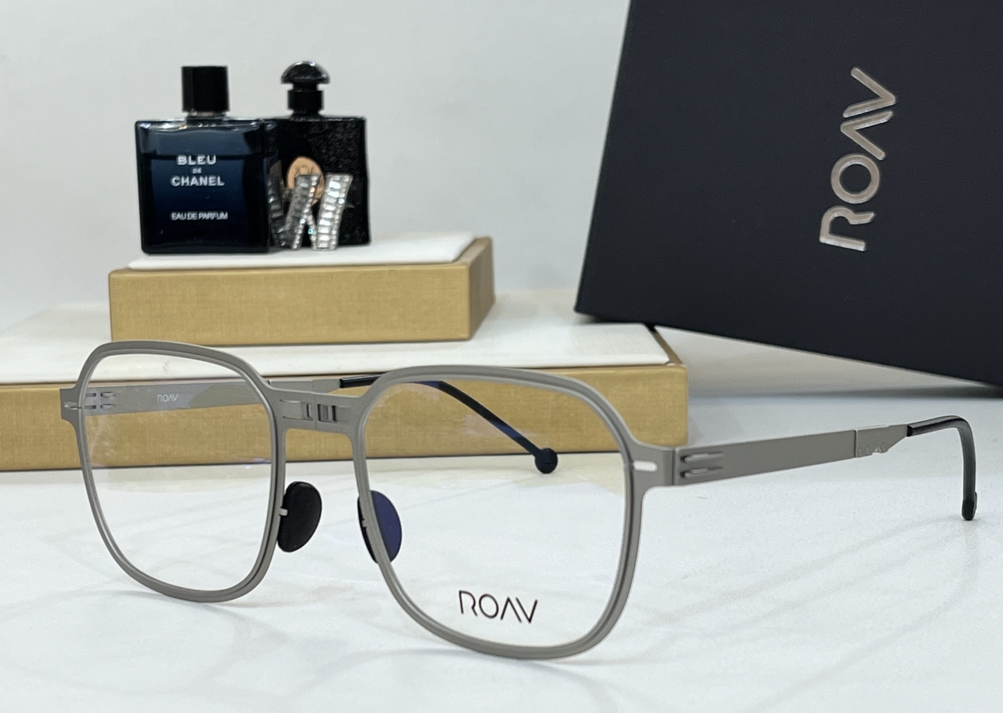  ROAV 
The brand can be changed.
 Polarized lenses
M