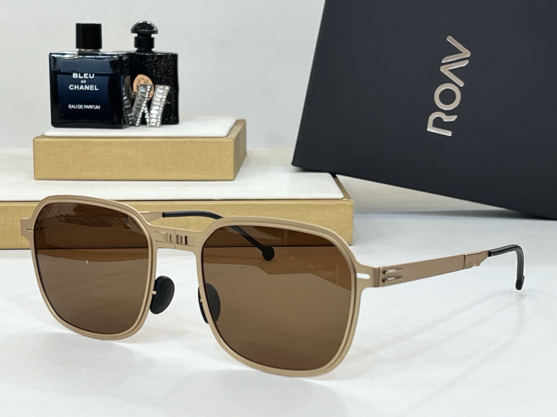  ROAV 
The brand can be changed.
 Polarized lenses
M